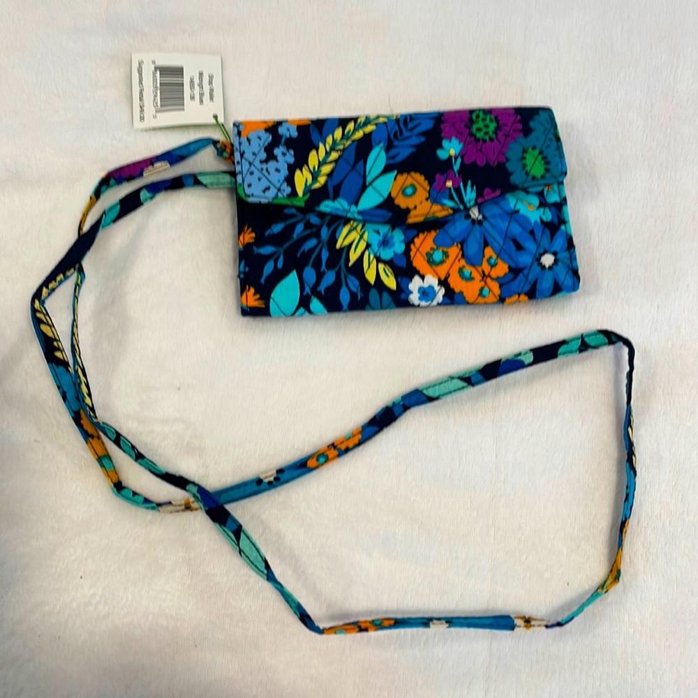 Brand new Vera Bradley Strap Wallet in Midnight Blues🤩